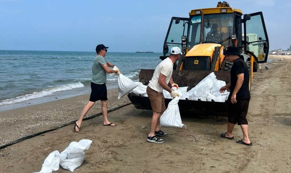 В День России на побережье Анапы не зафиксировано новых выбросов мазута