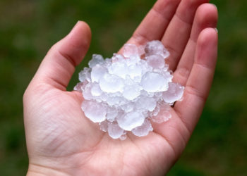 Крупный град обрушился днем 12 июня на станицу Ставропольскую на Кубани