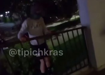 В Краснодаре подростки напали на охранника и забросали бутылками автомобили