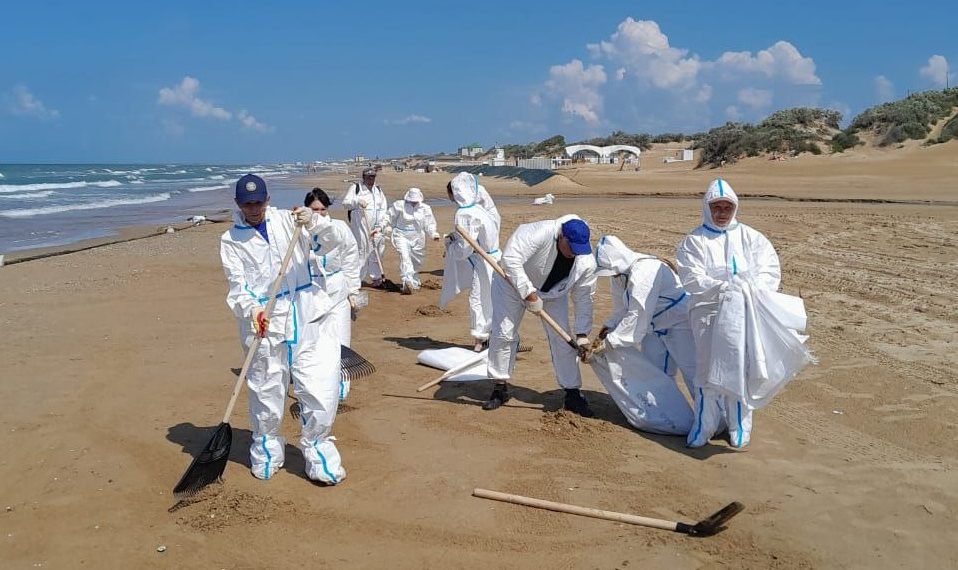 В Анапе обнаружили новые выбросы мазута 19 июня