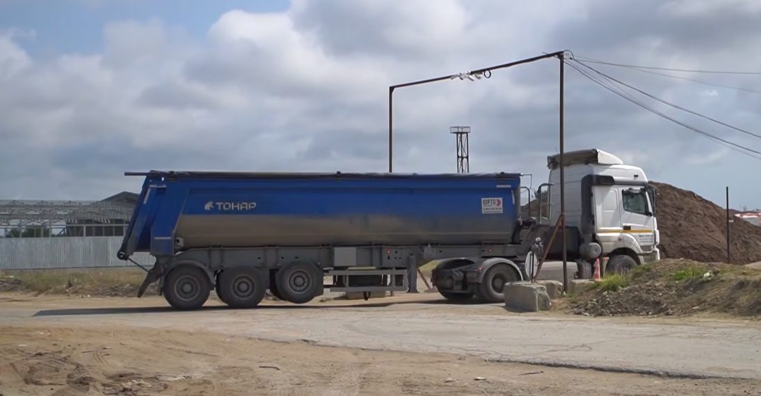 На Кубани вывезли 778 тонн замазученного песка с площадки временного накопления