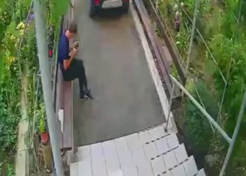 Сочинцы пожаловались на закладчиков, крушащих подъезд