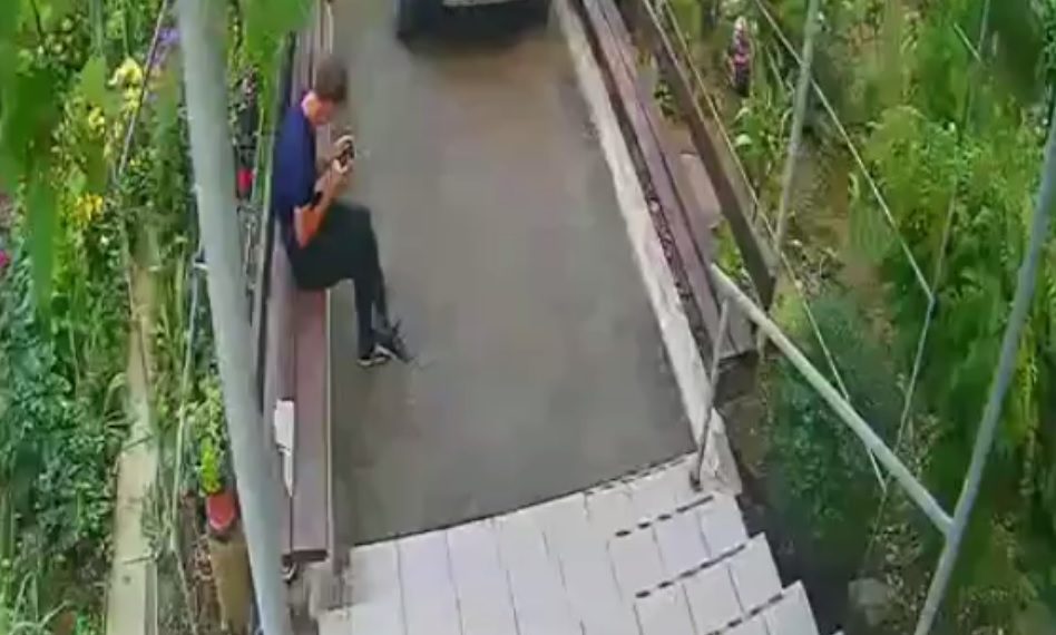 Сочинцы пожаловались на закладчиков, крушащих подъезд