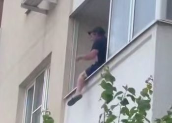 В Краснодаре мужчина оседлал подоконник на третьем этаже