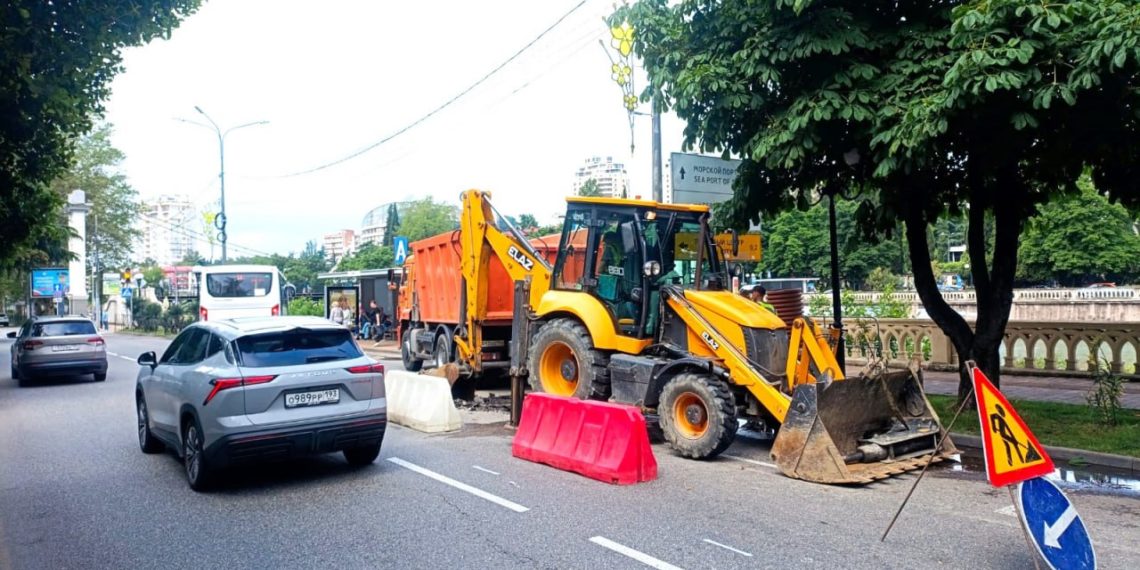 На улице Конституции СССР в Сочи перекрыли полосу из-за аварии