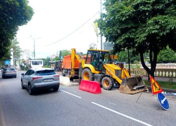 На улице Конституции СССР в Сочи перекрыли полосу из-за аварии