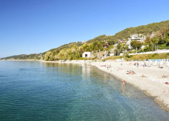 В Сочи начали продавать тень: туристов заставляют платить за отдых под навесом