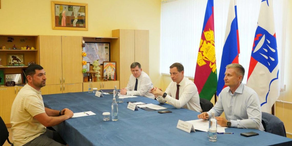 Мэр Сочи обсудил с жителями Лазаревского района ремонт дорог и жилищные вопросы