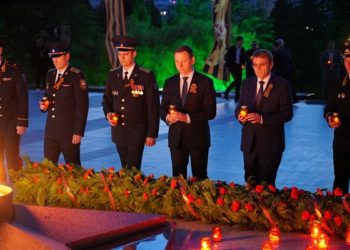 Молодежь Сочи составила более 8 тысяч свечей в огненную картину Вечного огня