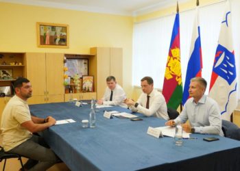 Мэр Сочи обсудил с жителями Лазаревского района ремонт дорог и жилищные вопросы