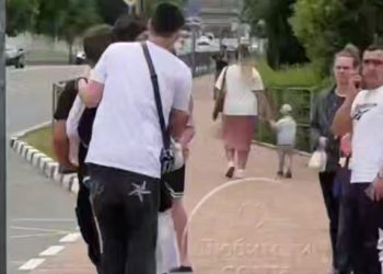 В Сочи сразу четыре человека ехали на одном самокате