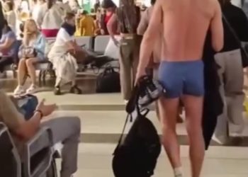 В сочинском аэропорту сняли на видео полуголого пассажира