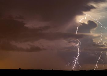 Центр Краснодара ушел под воду: пешеходам перекрыли переход