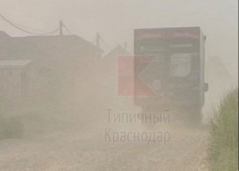 В Краснодаре жители посёлка страдают от пыли и грузовиков из-за разбитой дороги