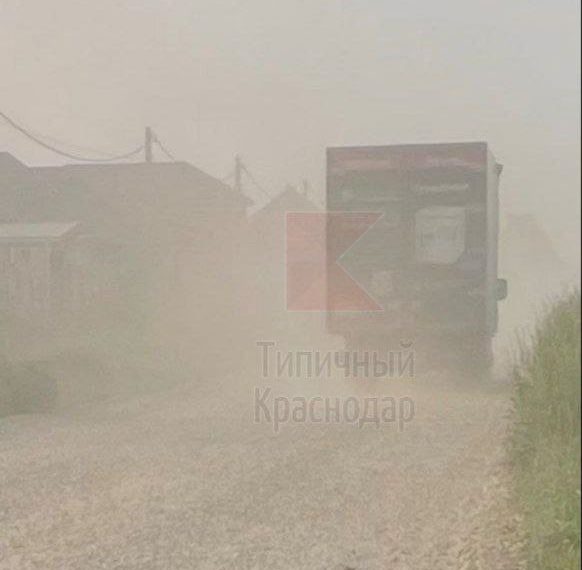 В Краснодаре жители посёлка страдают от пыли и грузовиков из-за разбитой дороги