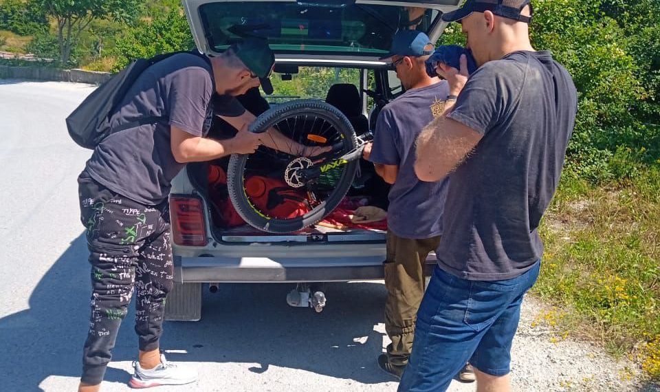 Спасатели Новороссийска помогли велосипедисту, пострадавшему в горах