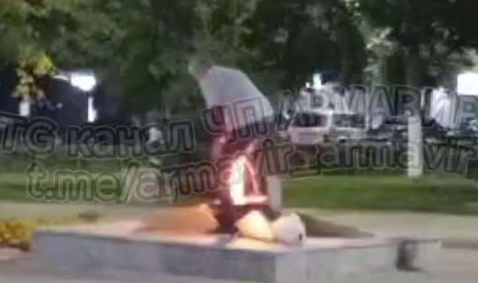 На Кубани полиция ищет мужчину, забравшегося на Вечный огонь