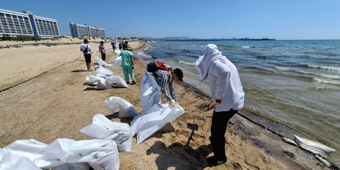 Оперштаб: 108 мешков с мазутом подняли 9 июня со дна моря в Анапе