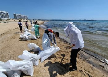 Оперштаб: 108 мешков с мазутом подняли 9 июня со дна моря в Анапе