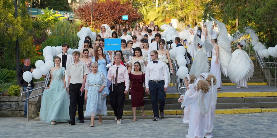 Прошунин: в Сочи 2350 одиннадцатиклассников получили аттестаты в 2025 году