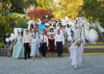 Прошунин: в Сочи 2350 одиннадцатиклассников получили аттестаты в 2025 году