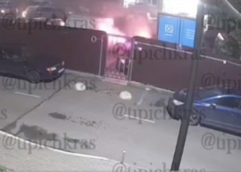 В Краснодаре автомобиль загорелся на ходу, а потом взорвался