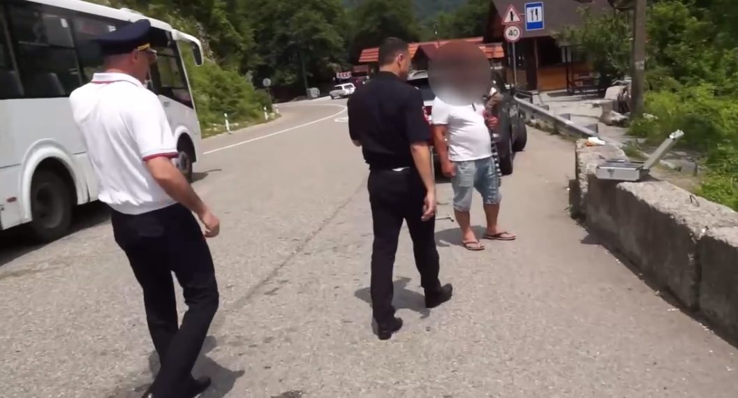 В Сочи у фотографов отобрали обезьяну, лемура и попугая