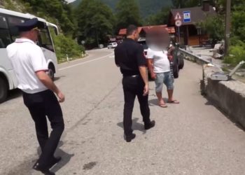 В Сочи у фотографов отобрали обезьяну, лемура и попугая