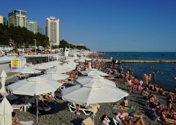 «Теневой бизнес»: как на пляжах в Сочи продают прохладу за 15 тысяч рублей