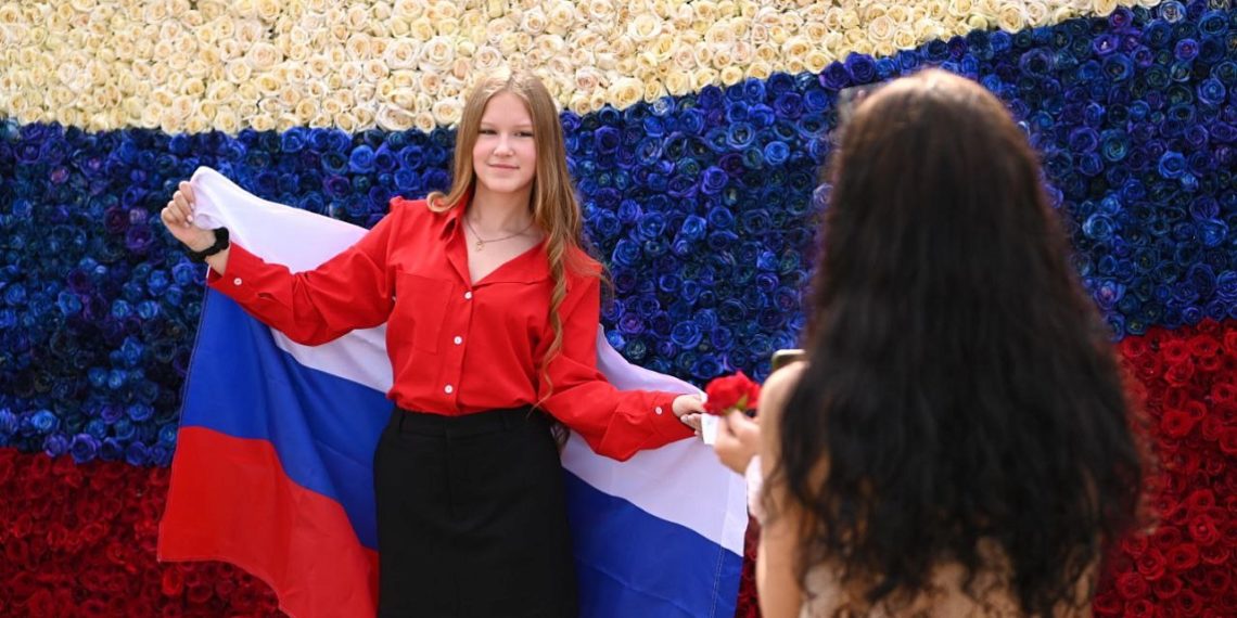 В Краснодаре ко Дню России создали огромный флаг страны из 10 тысяч роз