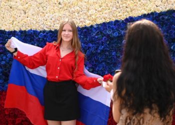 В Краснодаре ко Дню России создали огромный флаг страны из 10 тысяч роз