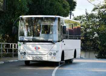 В Сочи подростки-зацеперы катались на автобусе