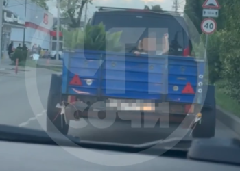 В Сочи водитель перевозил детей в прицепе, рискуя их жизнью