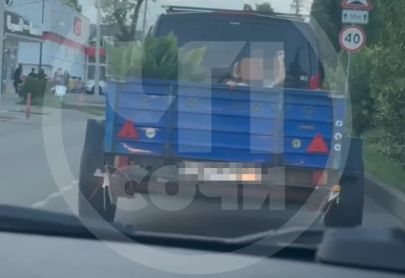 В Сочи водитель перевозил детей в прицепе, рискуя их жизнью