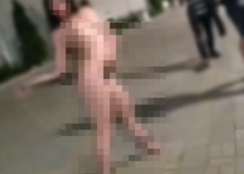 В Сочи интересная девушка на улице обнажила грудь на радость окружающим