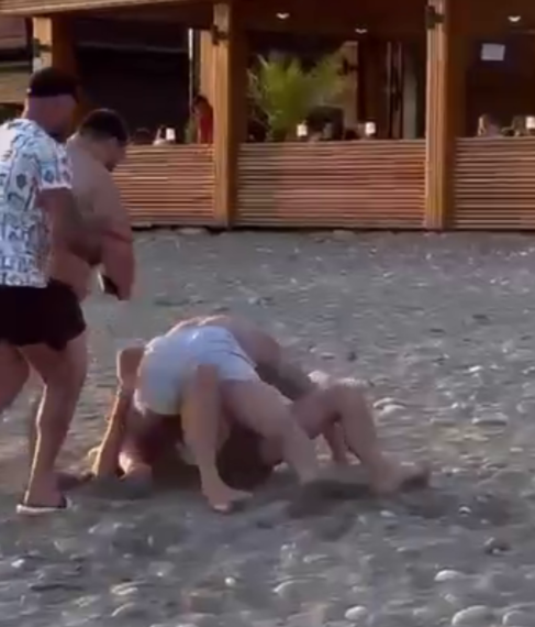 На пляже в Сочи отдыхающие устроили эпичную драку на закате