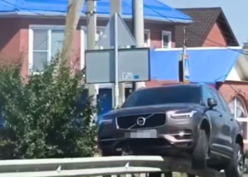 В Новотитаровской на Кубани «Вольво» жестко залетел на отбойник