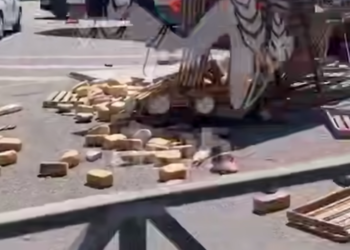 Булки и батоны разлетелись по дороге в Краснодаре