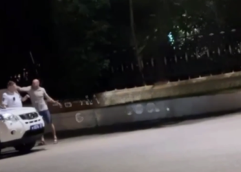 В Сочи у парка мужчина дал подзатыльник инспектору ГАИ