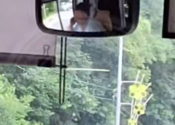 В Сочи водитель автобуса игнорирует пассажиров и дорогу из-за телефона