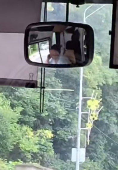 В Сочи водитель автобуса игнорирует пассажиров и дорогу из-за телефона