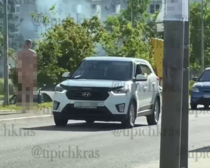 Абсолютно голый мужчина был замечен сегодня на улице Круговой в Краснодаре