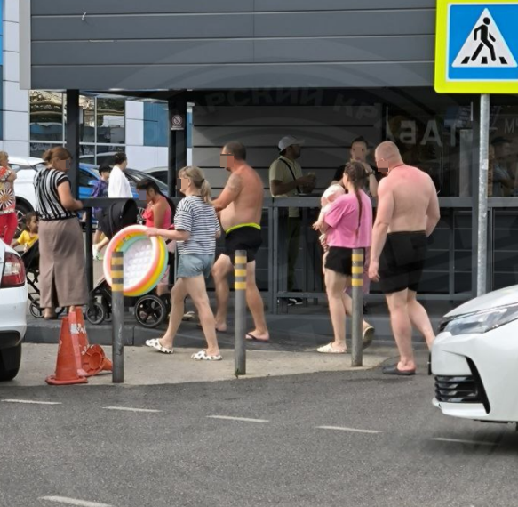 «Кормильцы» в Адлере: споры о внешнем виде туристов в Сочи продолжаются