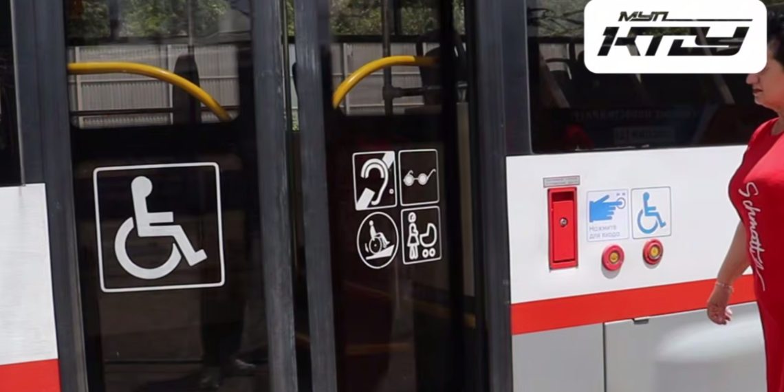 Краснодарцы в замешательстве: кнопки в новых трамваях вызывают споры