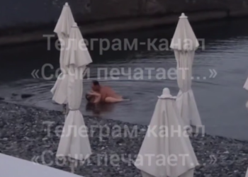 Очевидцы сняли на видео утренний секс влюбленной пары на центральном пляже Сочи