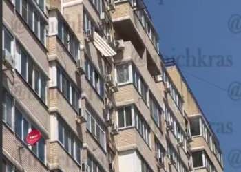 В Краснодаре мужчина устроил погром автомобилей, выбрасывая вещи с 11-го этажа