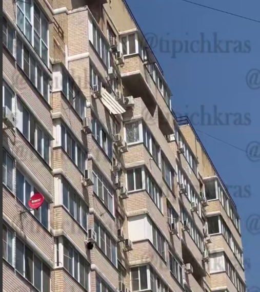 В Краснодаре мужчина устроил погром автомобилей, выбрасывая вещи с 11-го этажа