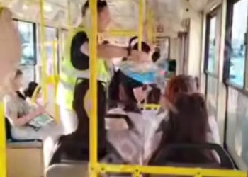 В Краснодаре один кондуктор показывал пассажирам ягодицы, другой обмахивал их веером