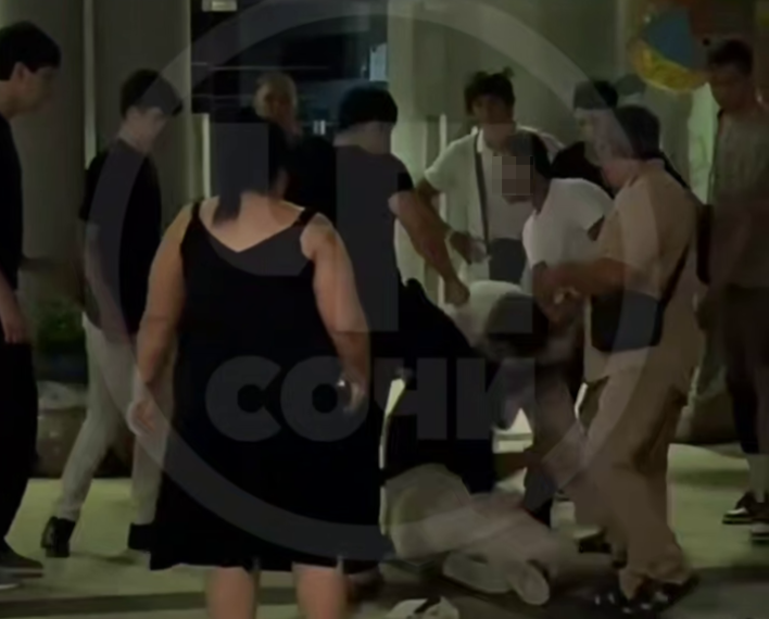 В Сочи разъярённая толпа жестоко избила человека