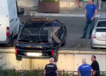 В Сочи арендованный автомобиль чудом избежал падения, повиснув на газовой трубе